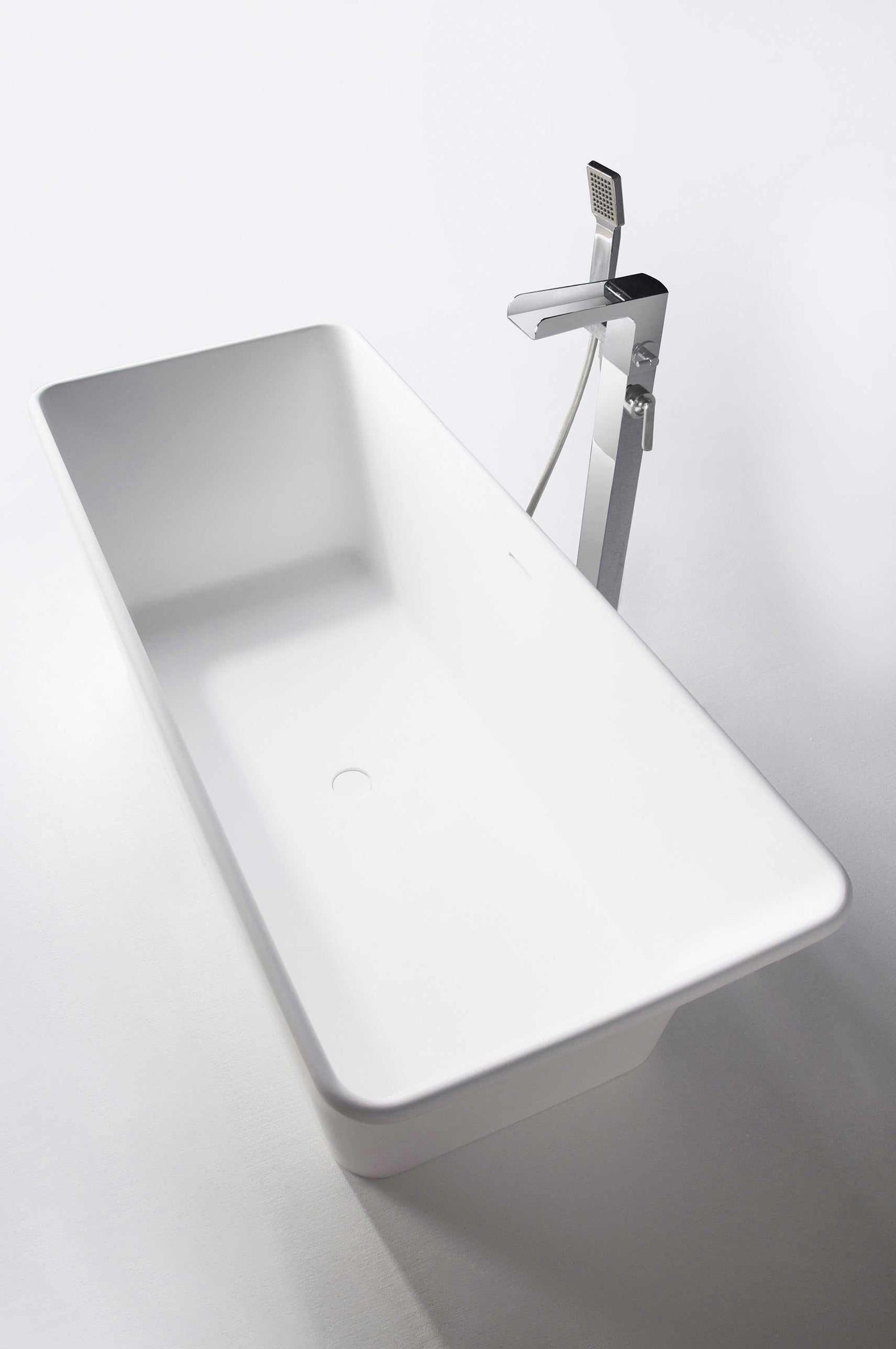 Modern white freestanding bathtubs Ragusa 165 with chrome faucet and handheld showerhead
