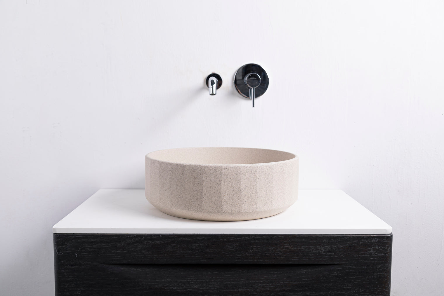 TRENTO D42 Designer Round Concrete Overcounter Washbasin TRENTO系列42CM圓型水泥設計師檯上式臉盆採用特別溢水設計