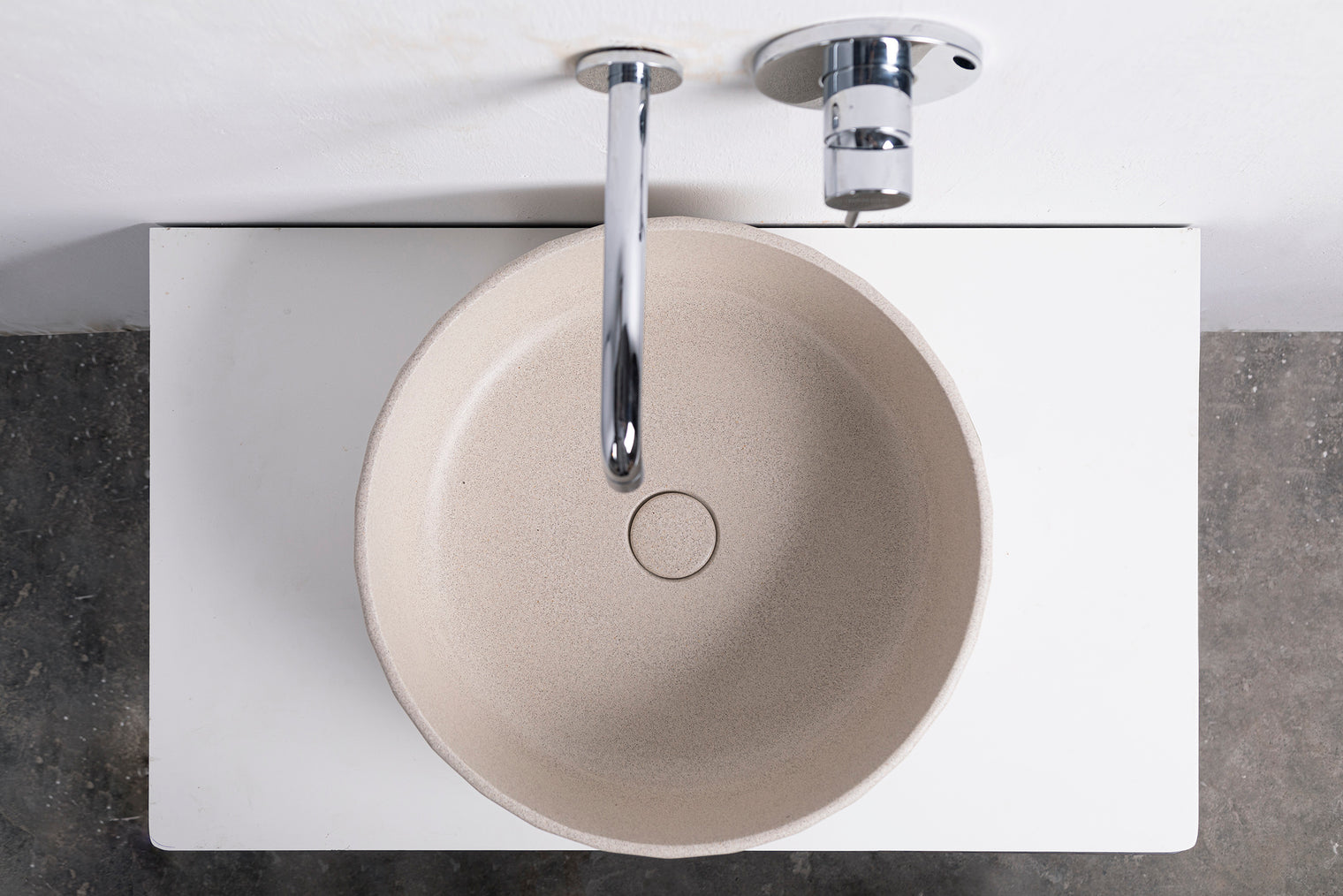 TRENTO D42 Designer Round Concrete Overcounter Washbasin TRENTO系列42CM圓型水泥設計師檯上式臉盆採用特別溢水設計