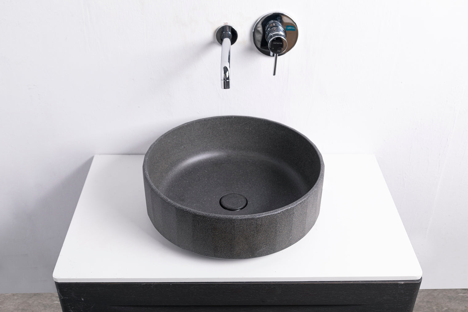 TRENTO D42 Designer Round Concrete Overcounter Washbasin TRENTO系列42CM圓型水泥設計師檯上式臉盆採用特別溢水設計
