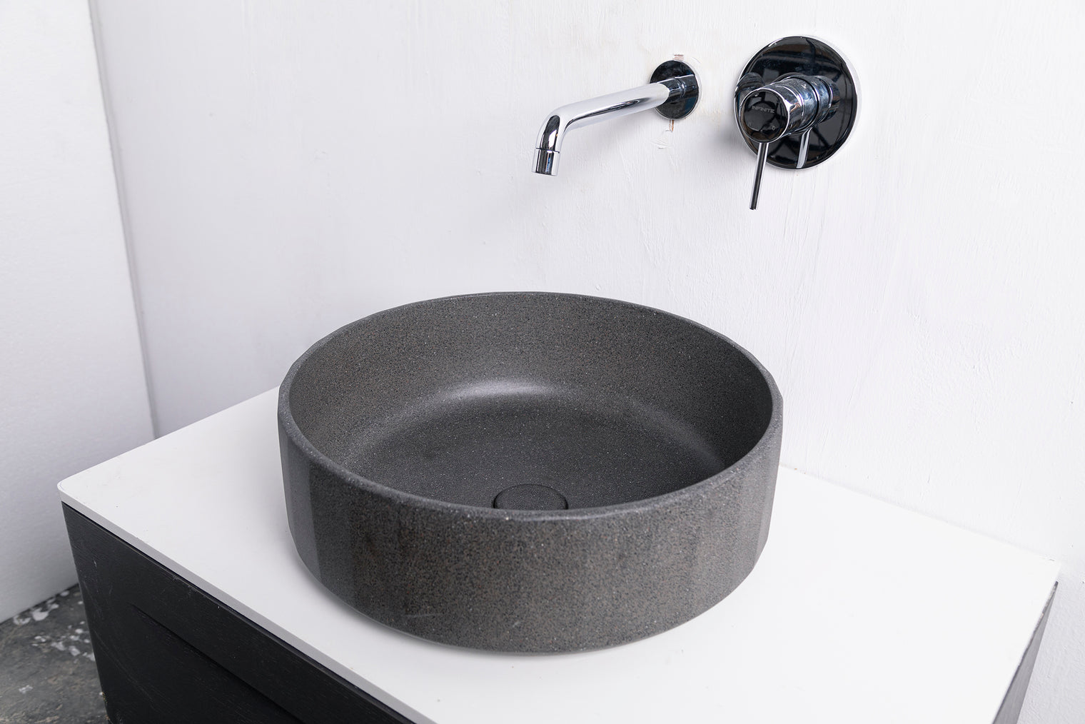 TRENTO D42 Designer Round Concrete Overcounter Washbasin TRENTO系列42CM圓型水泥設計師檯上式臉盆採用特別溢水設計